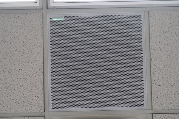 White 2¿ x 2¿ tile mounted in the ceiling to provide microphone coverage over student seating